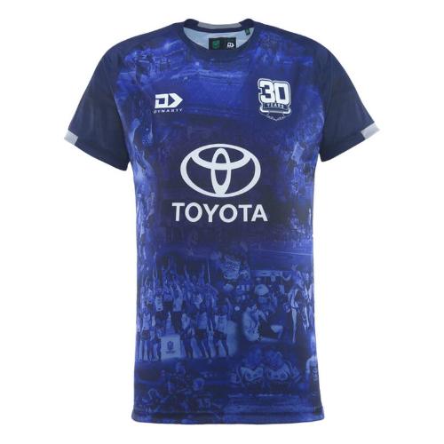 North Queensland Cowboys 2025 Mens Players Warm Up Shirt Navy Polyester
Fully sublimated design
Features a collage of iconic moments from the Cowboys 30-year history
Sizes S - 5XL